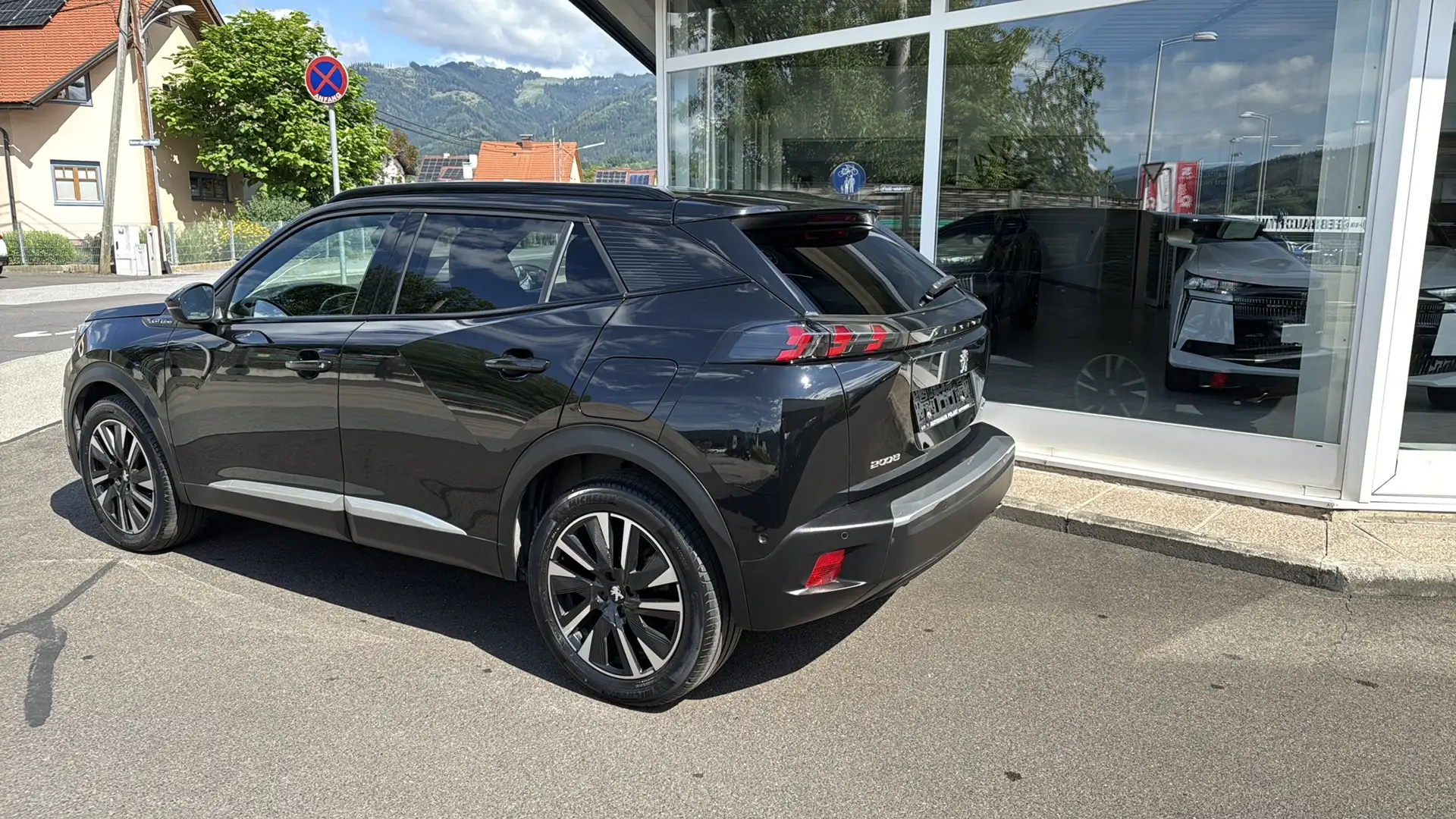 Peugeot 2008 1.5 BLue Hdi 130 GT Schwarz - 2