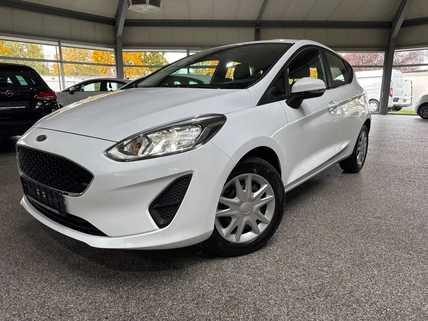 Ford Fiesta 1.1i Cool & Connect LED PDC AppleCar DAB Blanc - 1
