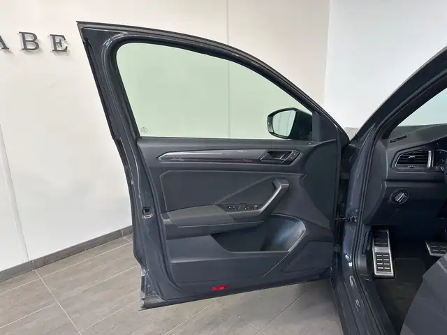 Volkswagen T-Roc view 6