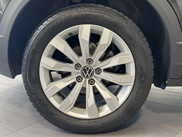 Volkswagen T-Roc view 3