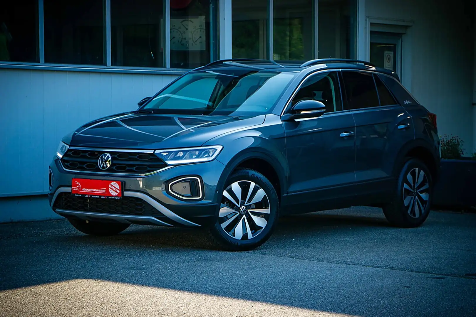 Volkswagen T-Roc TSI Life *NAVI*ACC*LED* Grau - 2