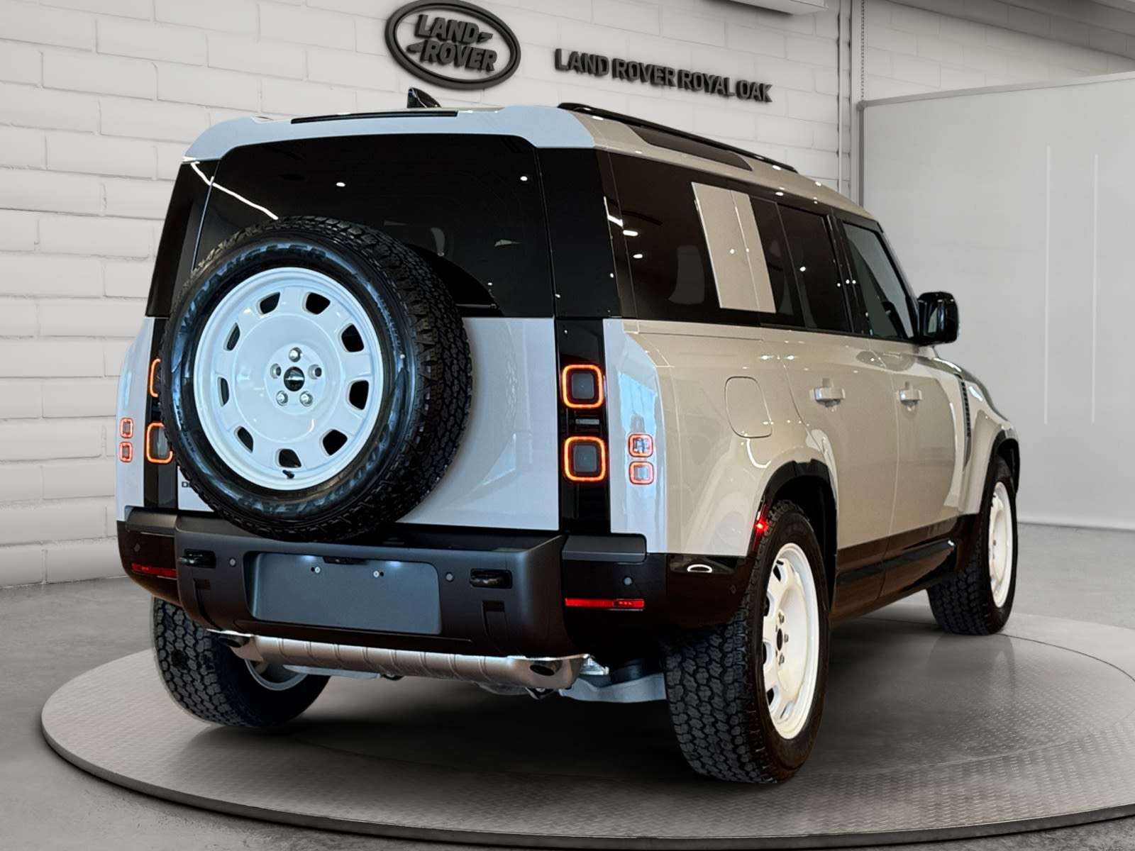 2026 Land Rover Defender ORIGINAL PRICE $122,418 - CERTIFIED - RATES FROM 4.99% — снимка 5