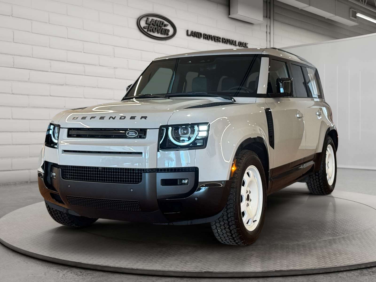 2026 Land Rover Defender ORIGINAL PRICE $122,418 - CERTIFIED - RATES FROM 4.99%