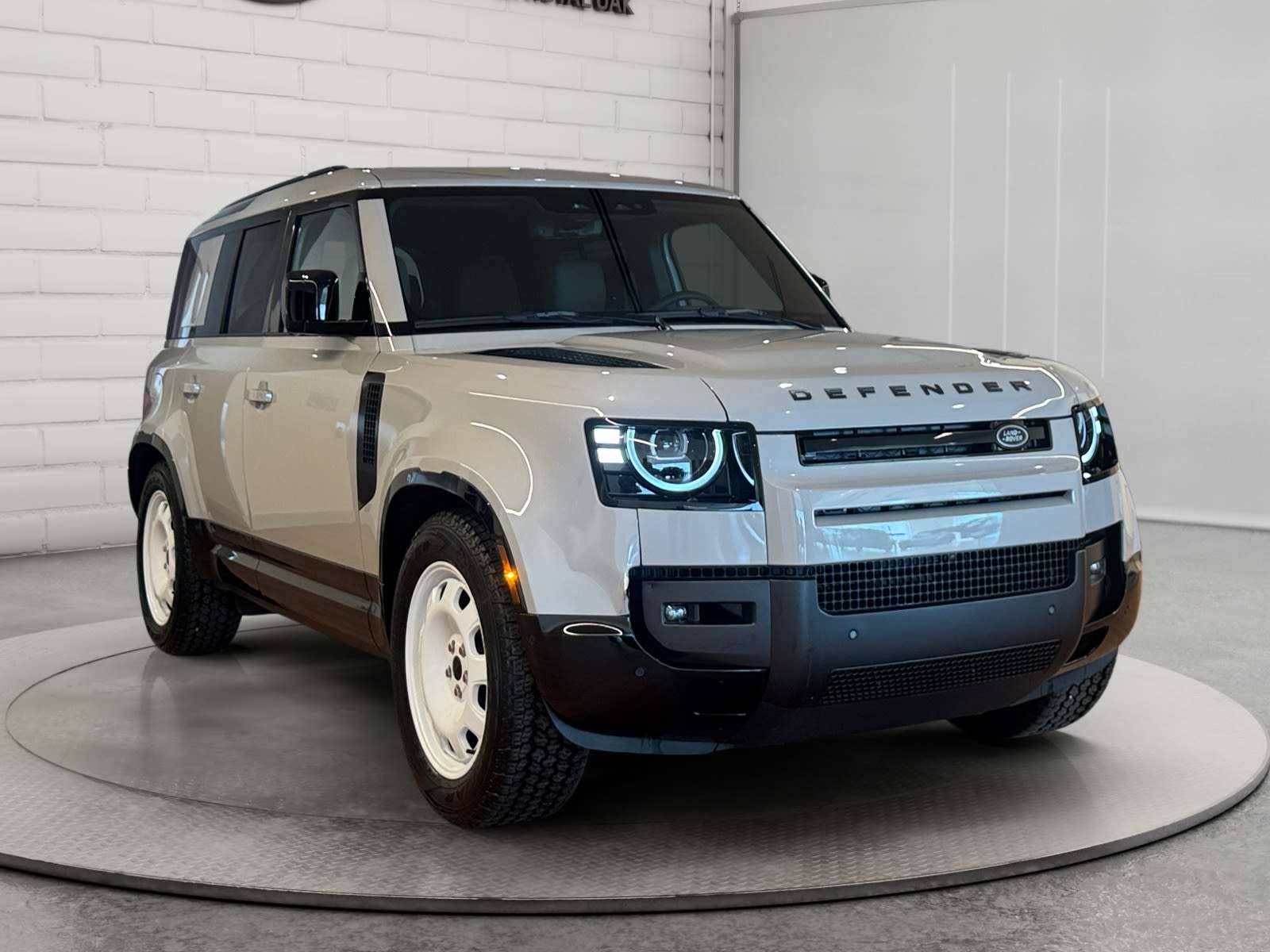 2026 Land Rover Defender ORIGINAL PRICE $122,418 - CERTIFIED - RATES FROM 4.99% — снимка 3