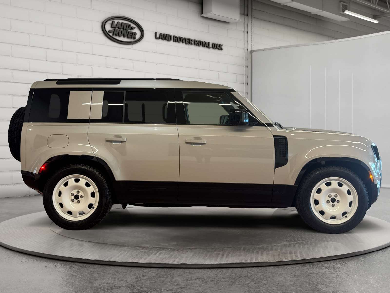 2026 Land Rover Defender ORIGINAL PRICE $122,418 - CERTIFIED - RATES FROM 4.99% — снимка 4