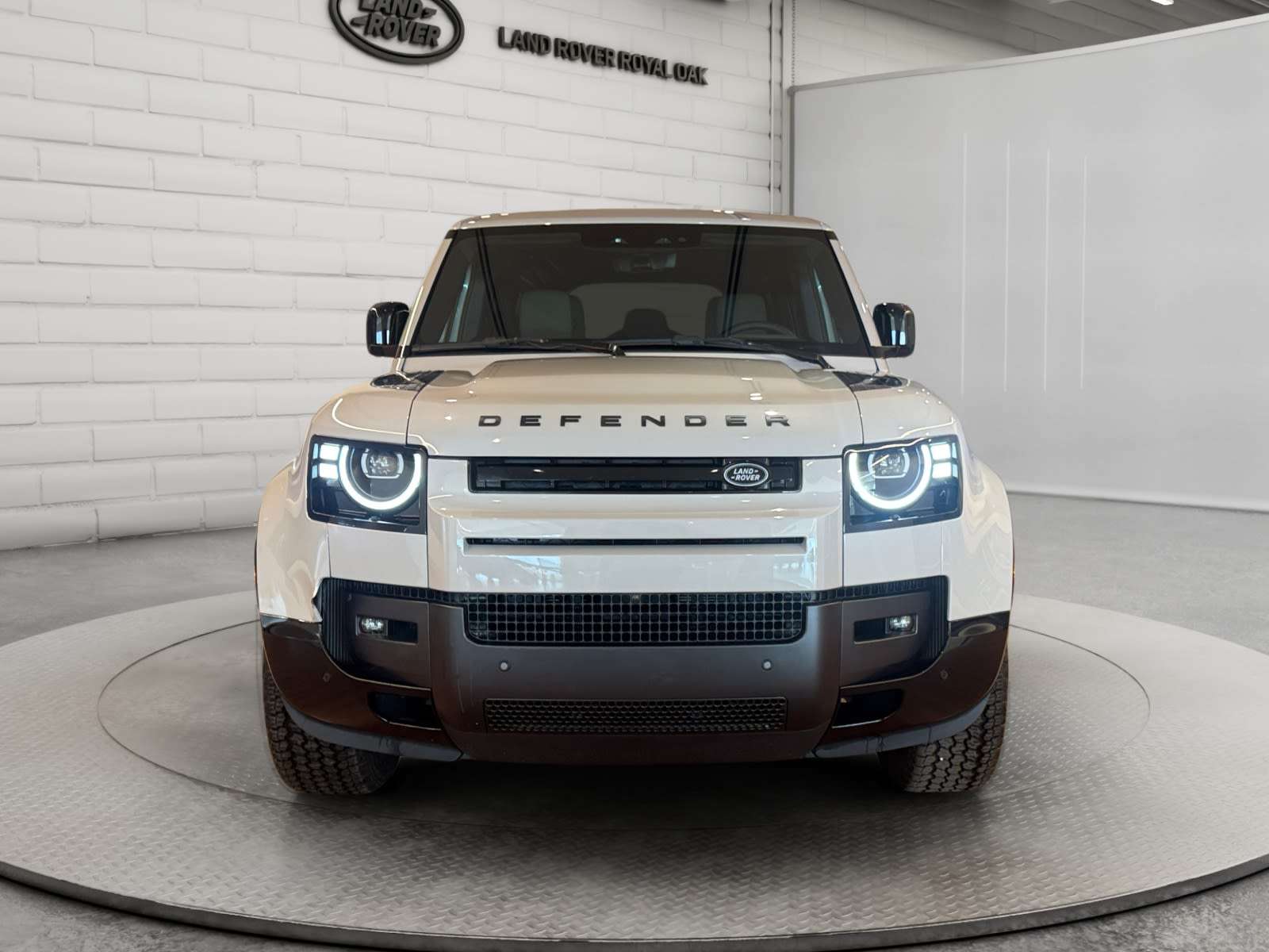 2026 Land Rover Defender ORIGINAL PRICE $122,418 - CERTIFIED - RATES FROM 4.99% — снимка 2