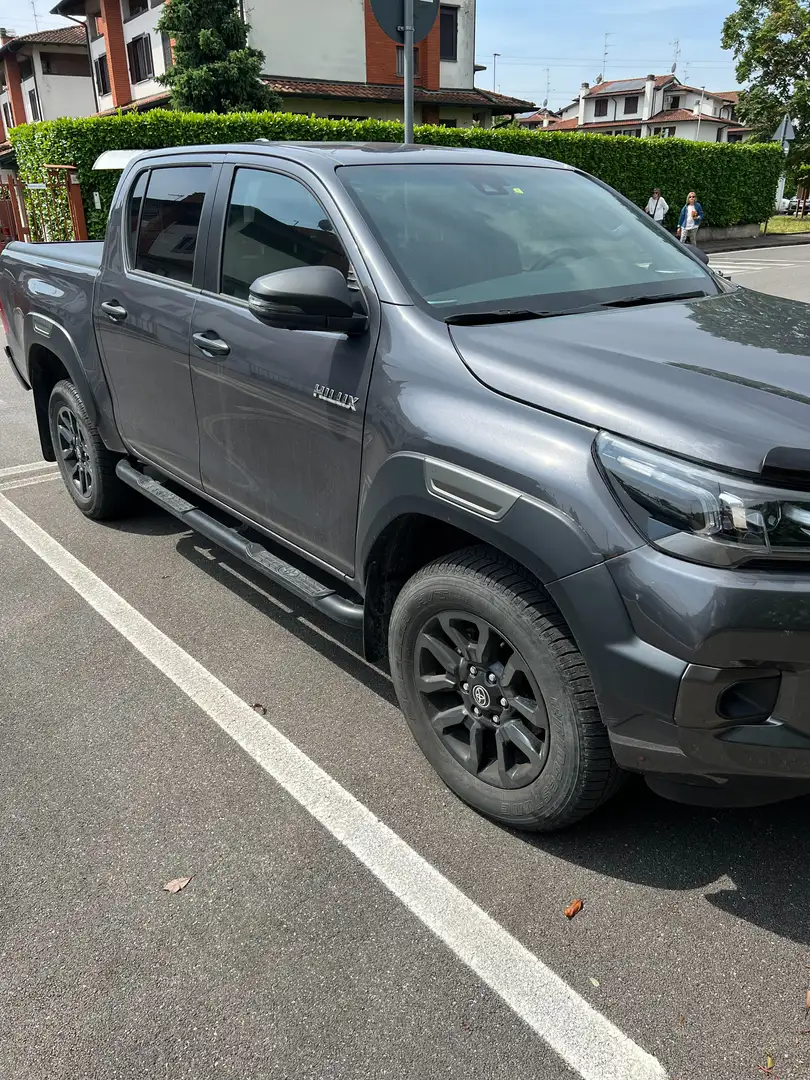 Toyota Hilux Hilux IV 2021 2.8 d double cab Invincible 4wd auto Grigio - 2