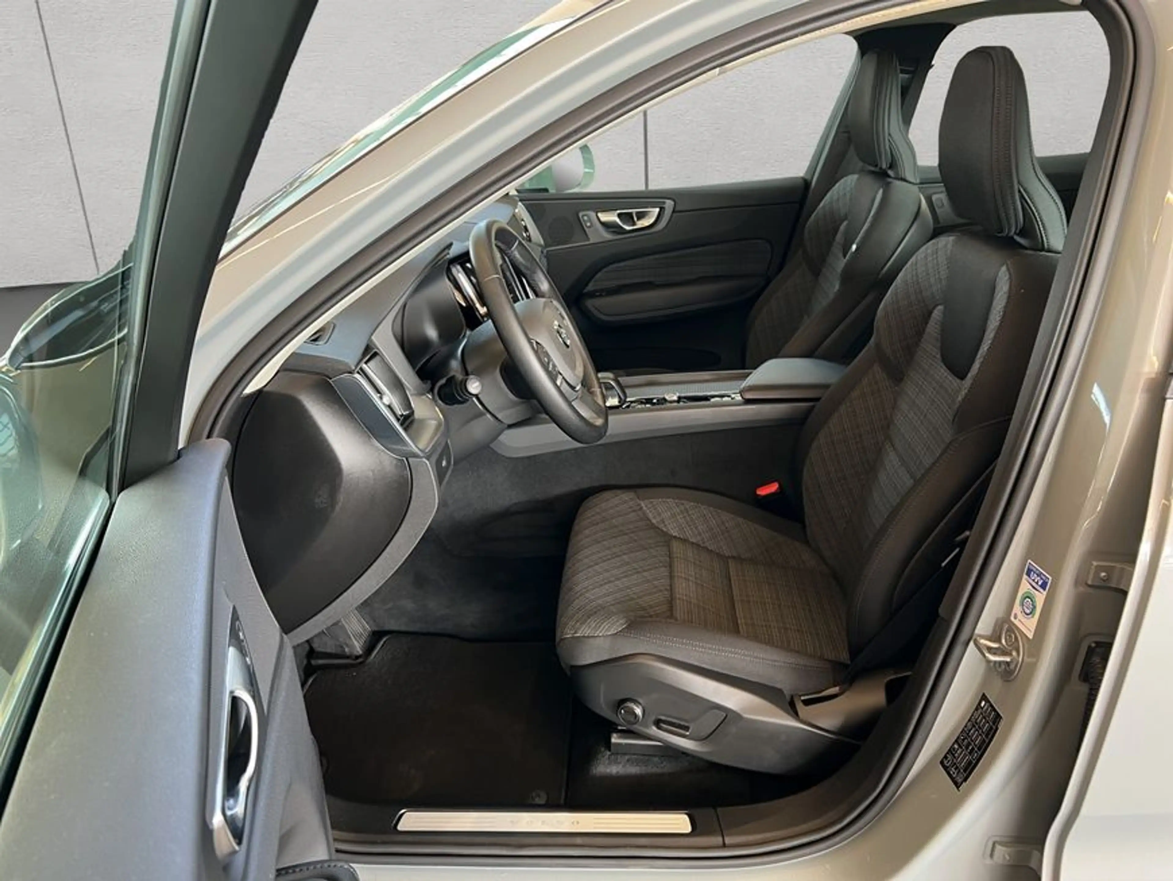 Volvo XC60 XC60 B5 AWD Core Aut 19'' Licht-Paket AHK Kamera P — photo 10
