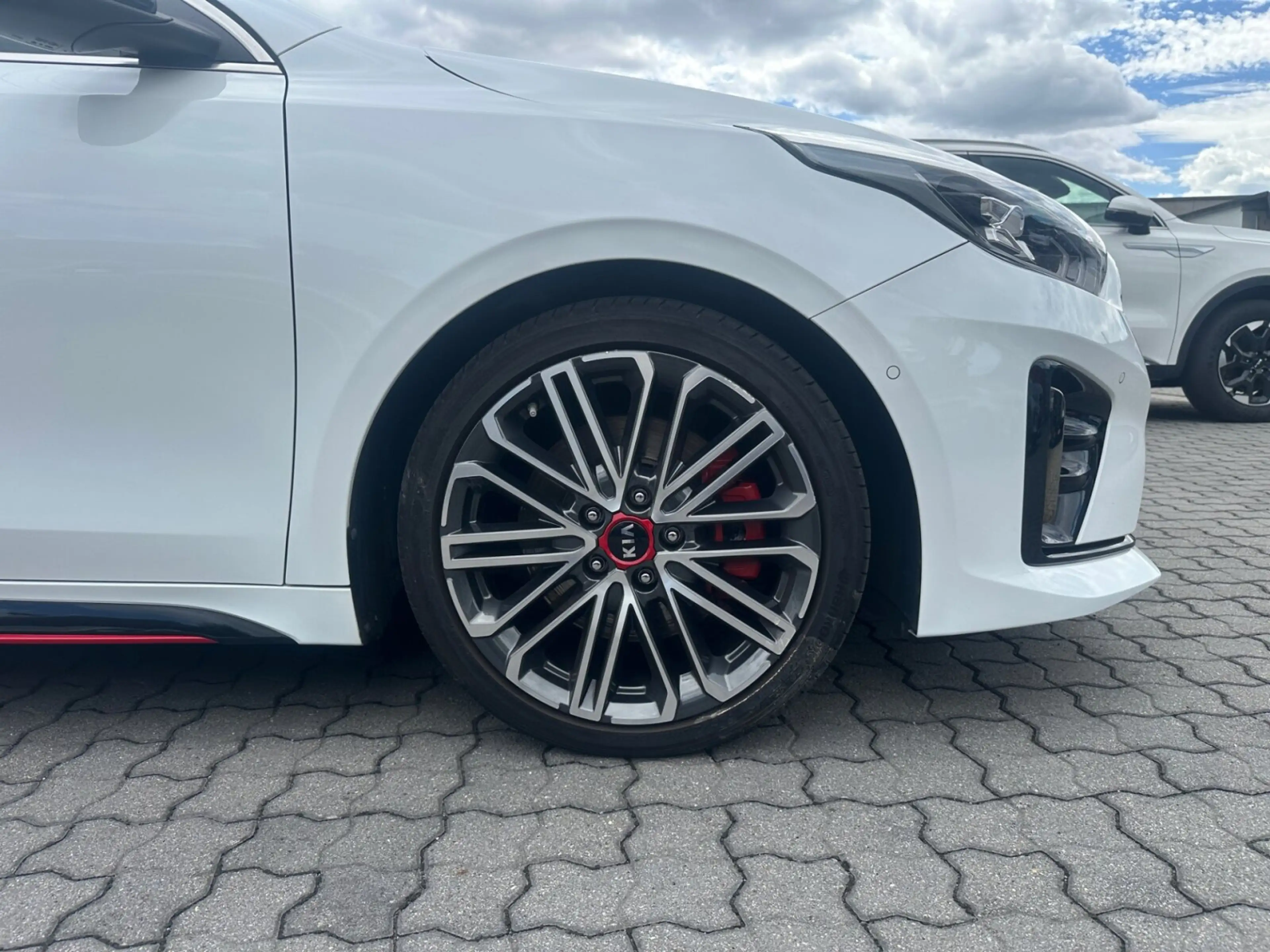 Kia ProCeed / pro_cee'd Proceed 1.6 T-GDI GT — photo 13