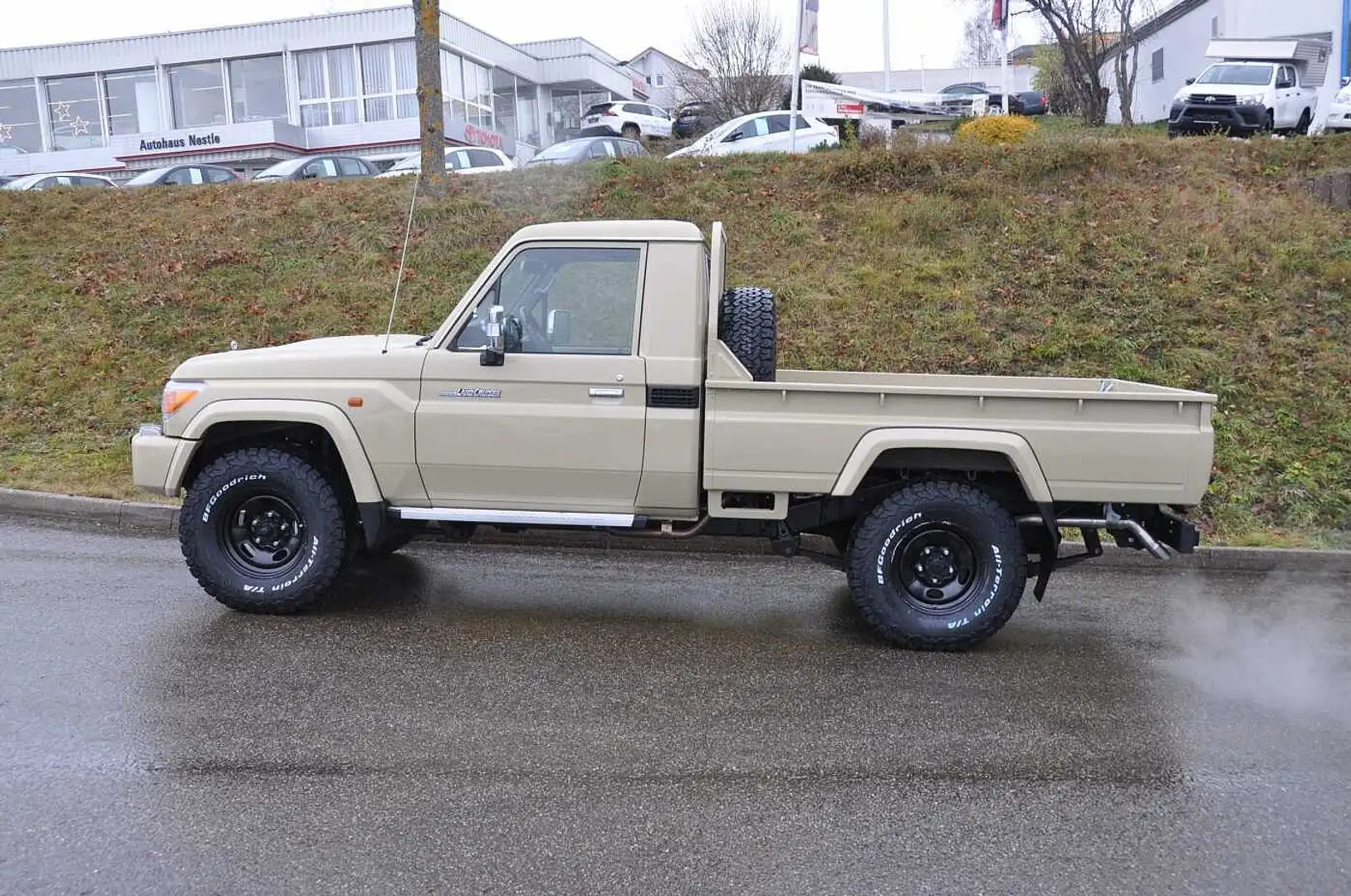 Toyota Land Cruiser GRJ 79 4.0 V6 5-Gang SC NESTLE OFFROAD Бежевый  - 2