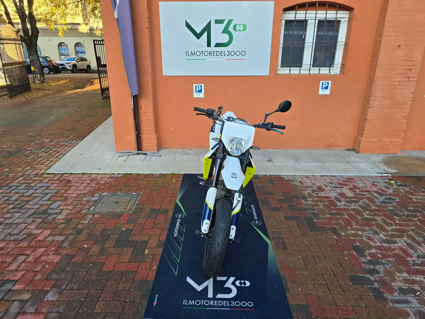 Husqvarna 701 Supermoto Bianco - 1