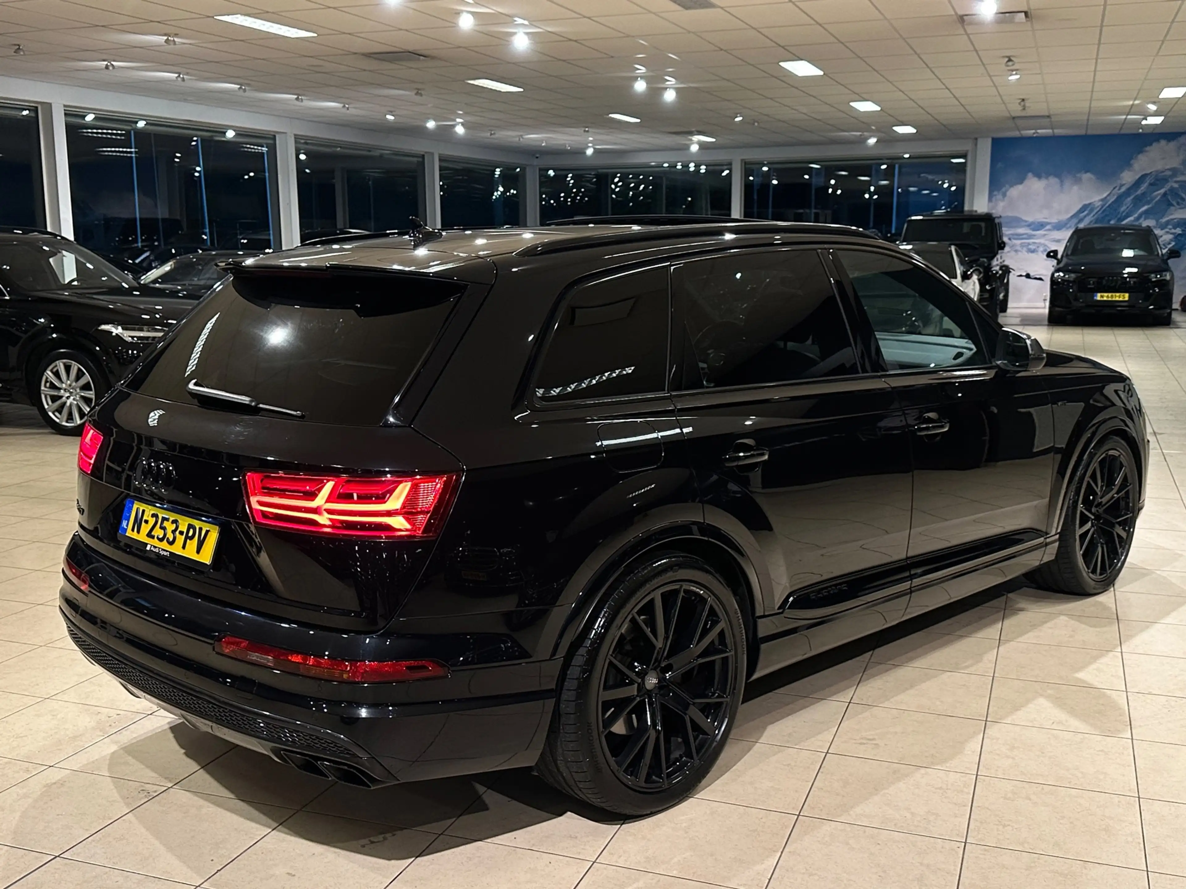 Audi SQ7 4.0 TDI Quattro Pro Line + Panorama/HUD/Black Edit — photo 10