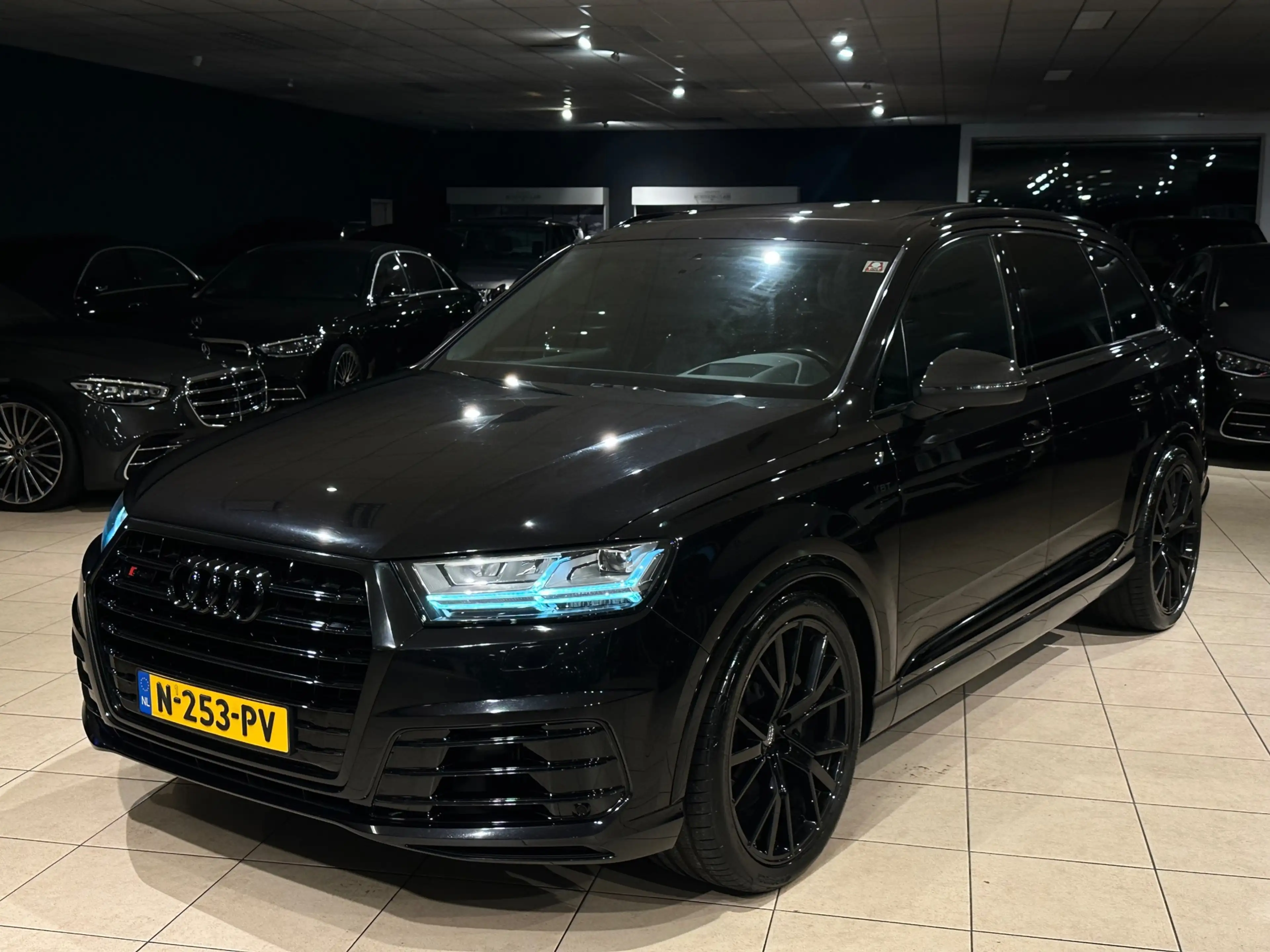 Audi SQ7 4.0 TDI Quattro Pro Line + Panorama/HUD/Black Edit — photo 2