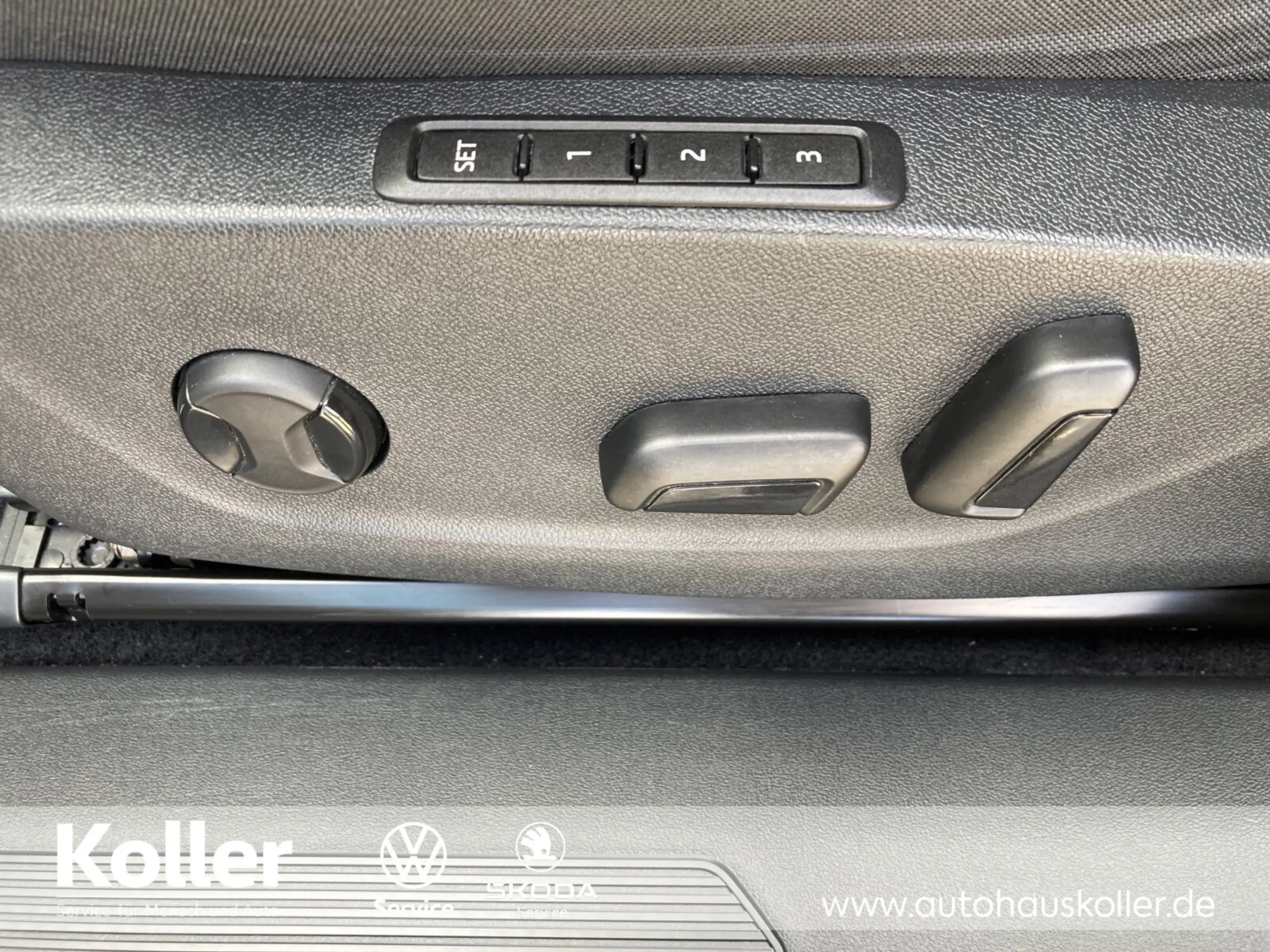 Skoda Enyaq Enyaq iV 60 Loft AHK TParken el.HK Area View ACC — photo 12