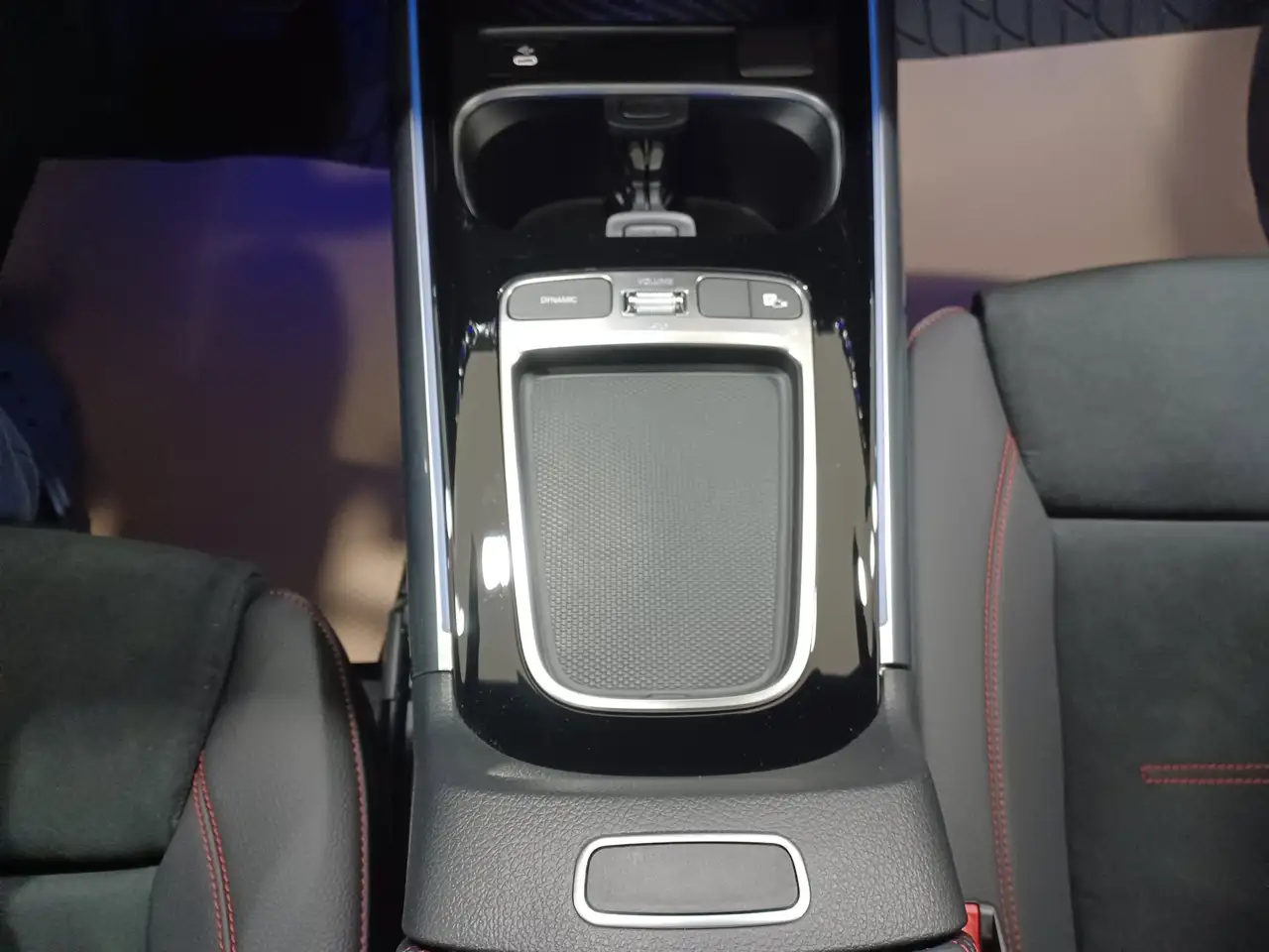 Mercedes-Benz GLA снимка Mercedes-Benz GLA