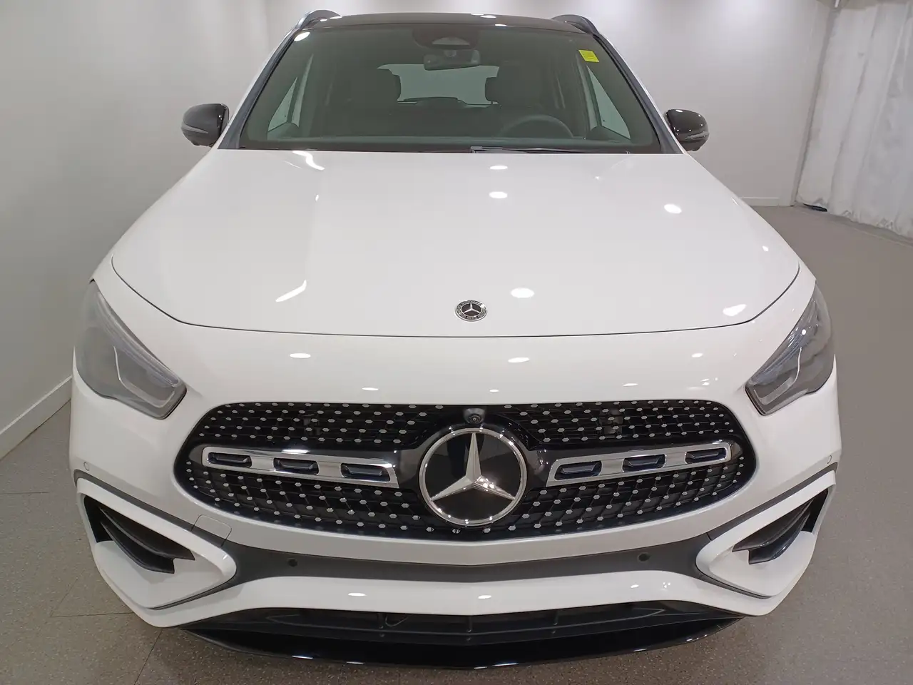 Mercedes-Benz GLA снимка Mercedes-Benz GLA