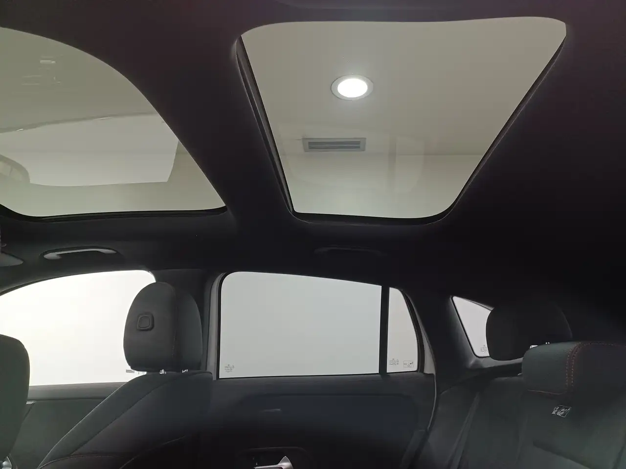 Mercedes-Benz GLA снимка Mercedes-Benz GLA