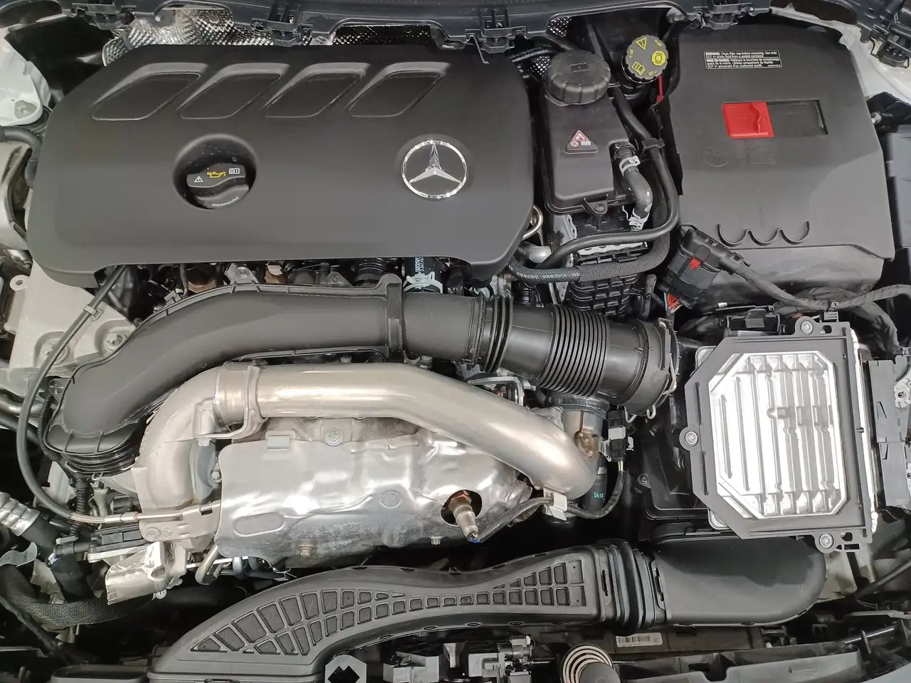 Mercedes-Benz GLA снимка Mercedes-Benz GLA