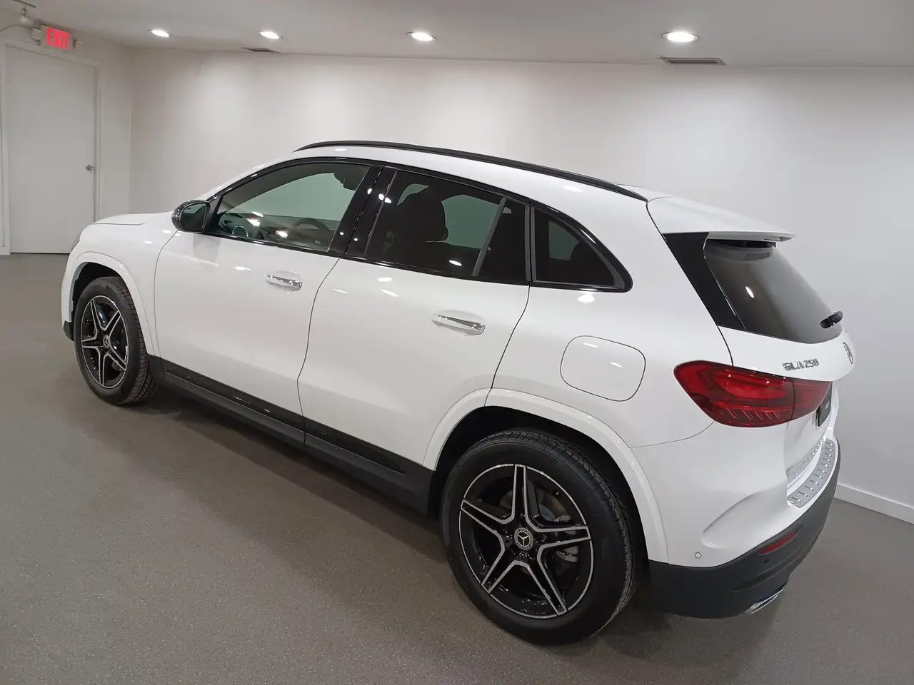 Mercedes-Benz GLA снимка Mercedes-Benz GLA