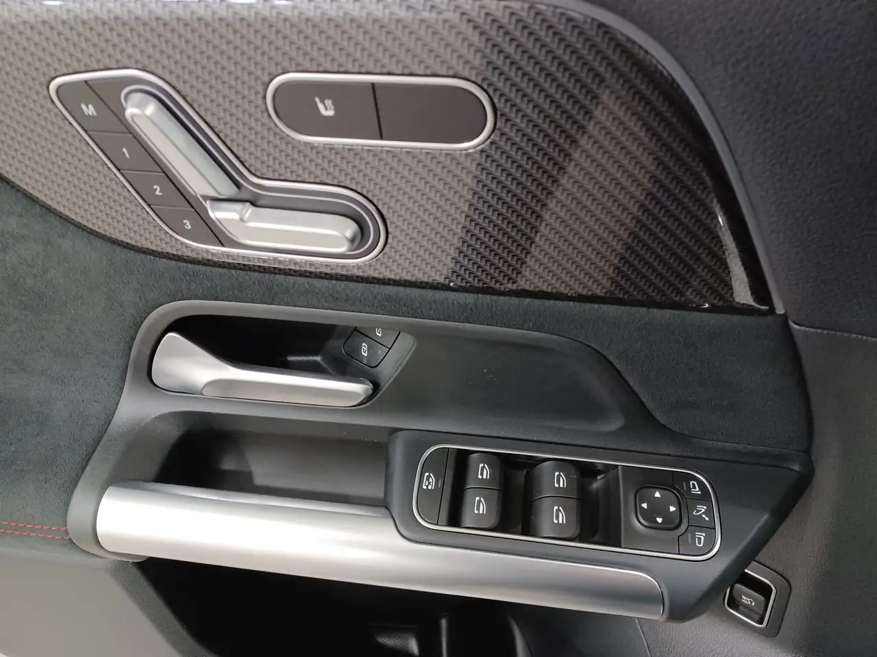 Mercedes-Benz GLA снимка Mercedes-Benz GLA