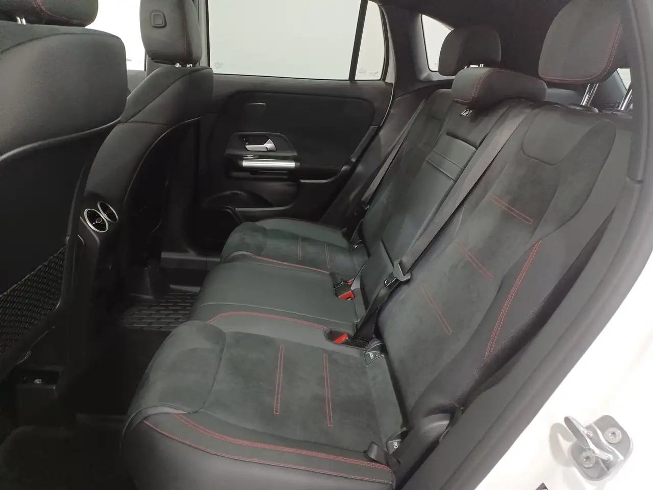 Mercedes-Benz GLA снимка Mercedes-Benz GLA