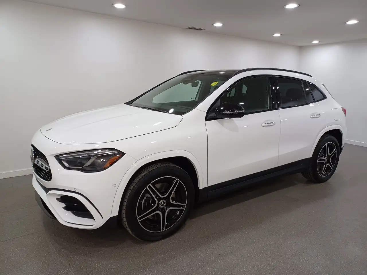 Mercedes-Benz GLA снимка Mercedes-Benz GLA