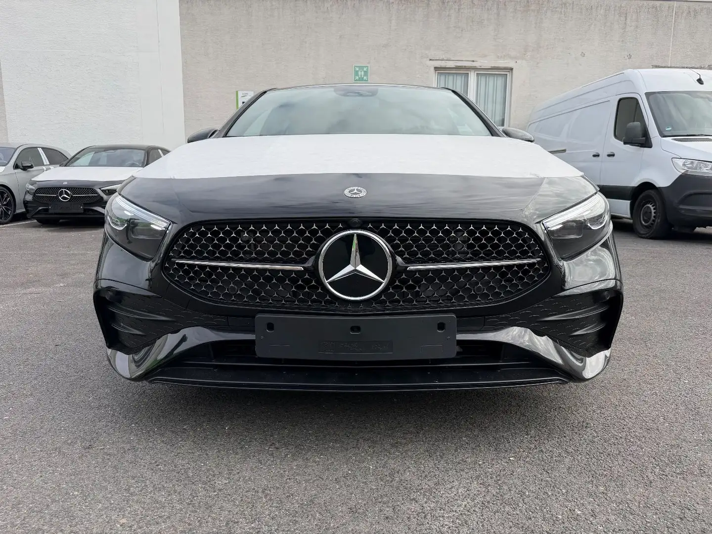 Mercedes-Benz A 180 A -Klasse A 180 Special Edition AMG Line Schwarz - 2