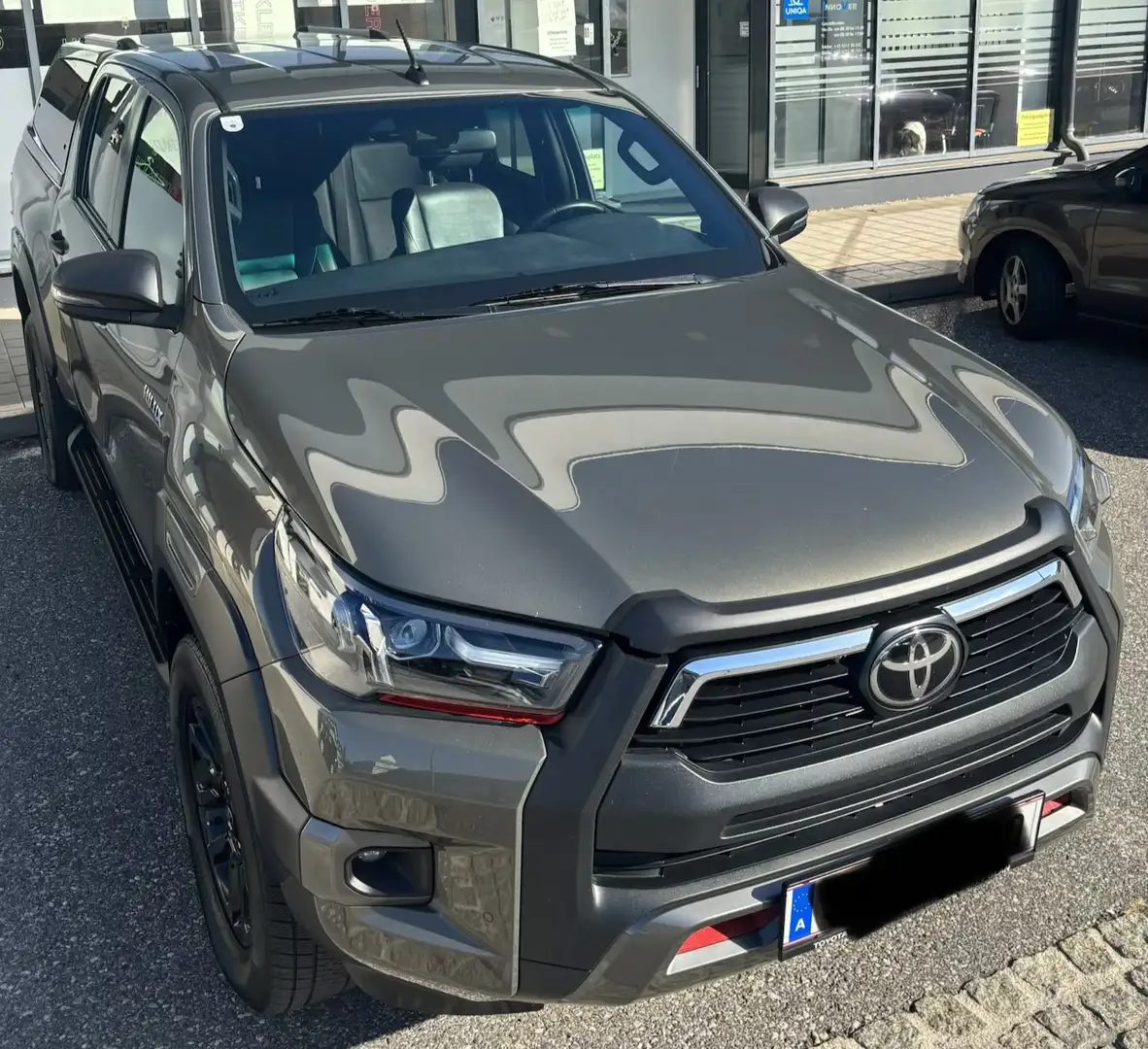 Toyota Hilux Double Cab Invincible Braun - 1