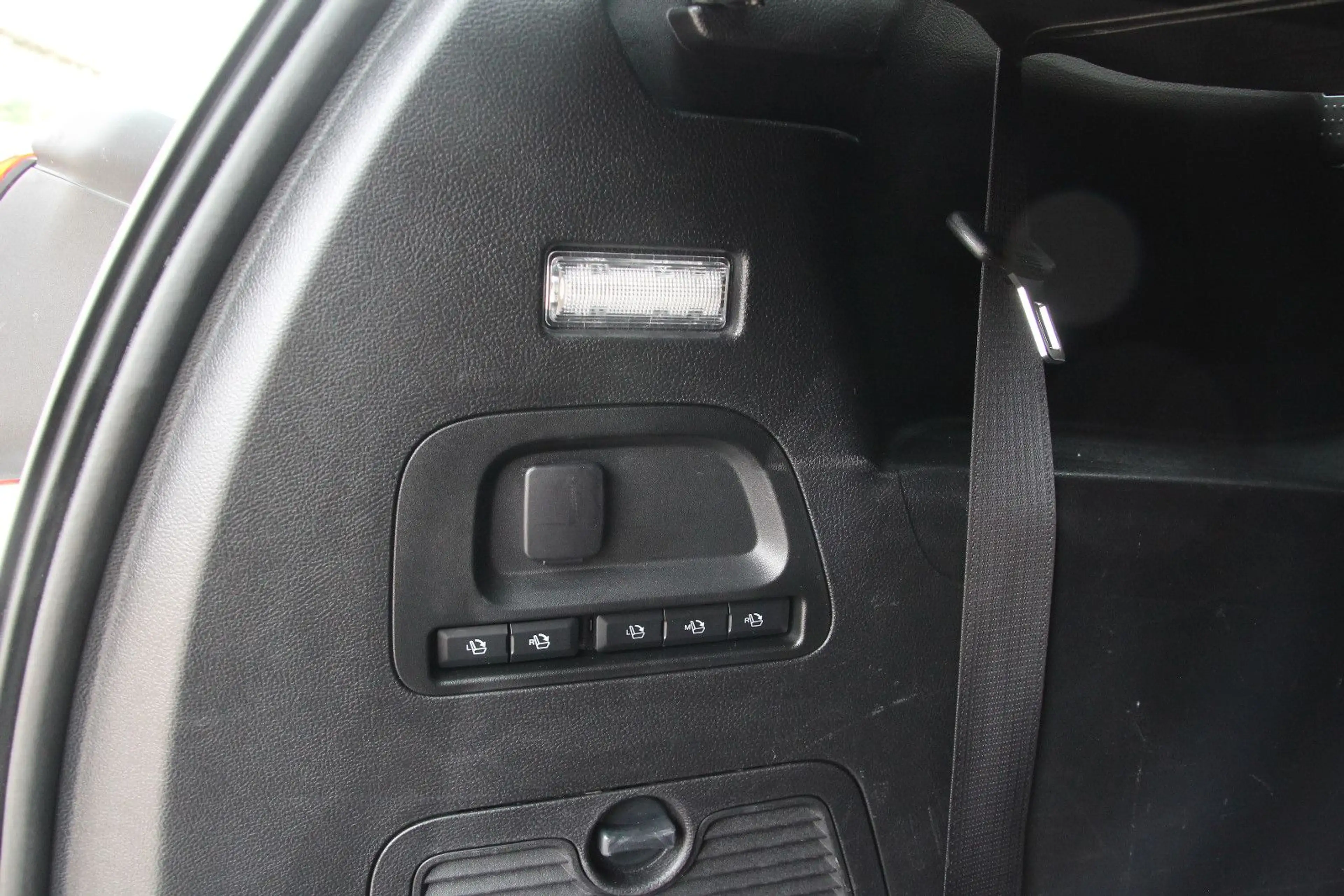 Ford S-Max 1.5 Titanium 7Sitzer LED/Pano/Keyless/Cam — photo 14