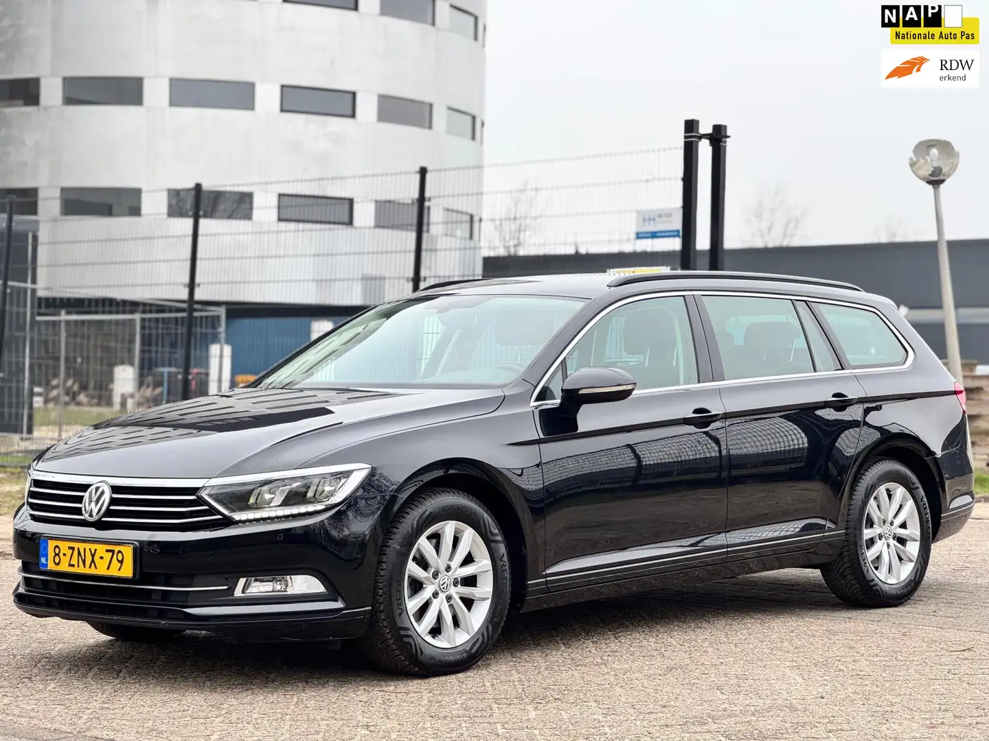 Volkswagen Passat Variant 1.6 TDI Comfortline/NAVI/XENON/PSENSOR/KEYLLES/TRE Negro - 1