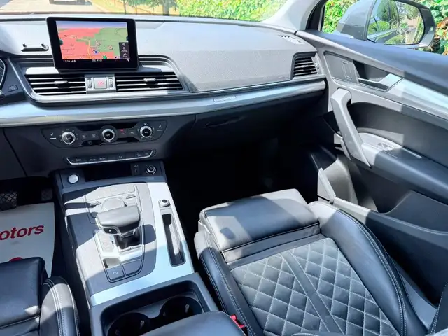 Audi Q5 view 12