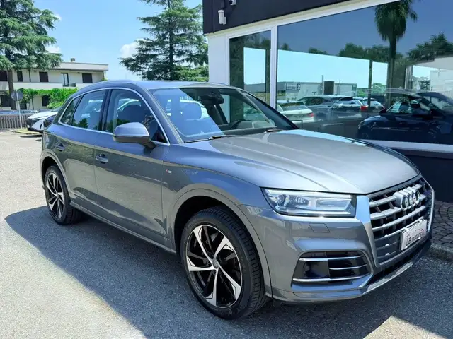 Audi Q5 view 4