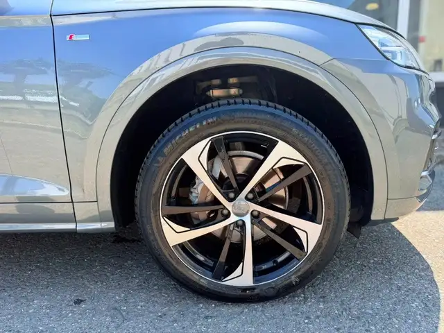 Audi Q5 view 8