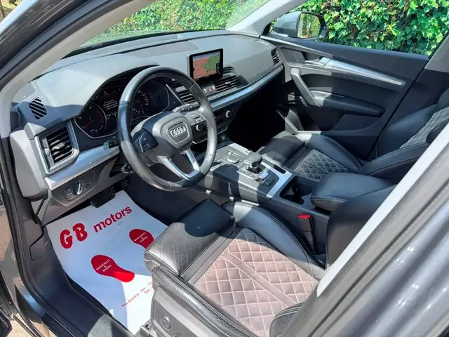 Audi Q5 view 10