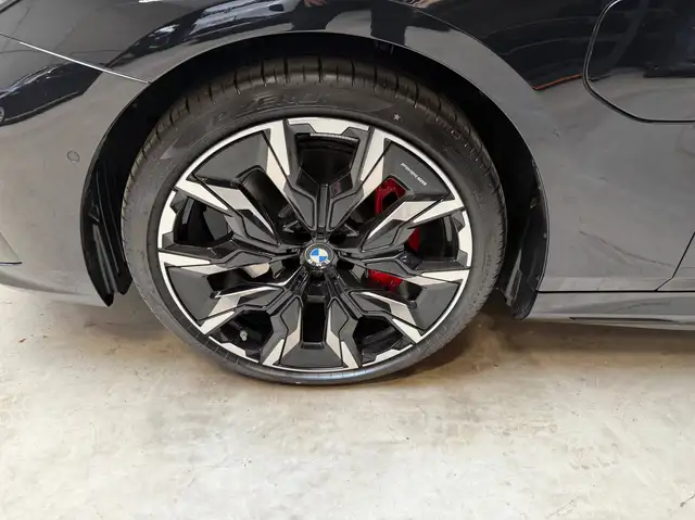 BMW 5 Series view 6