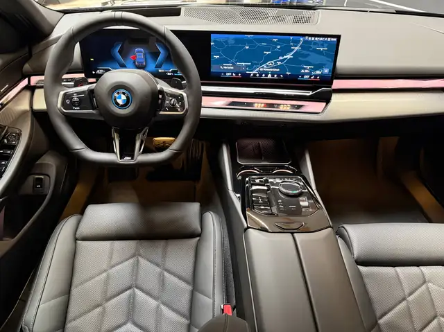 BMW 5 Series view 11
