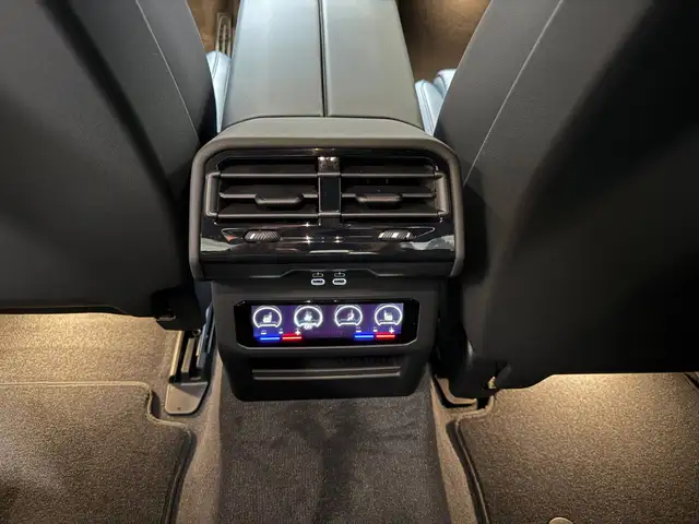 BMW 5 Series view 16