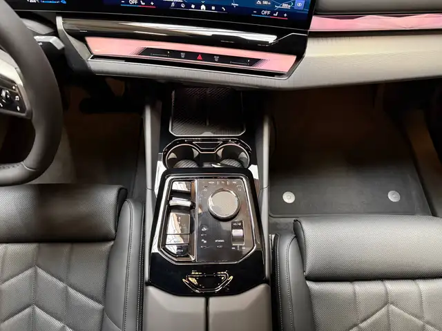 BMW 5 Series view 14