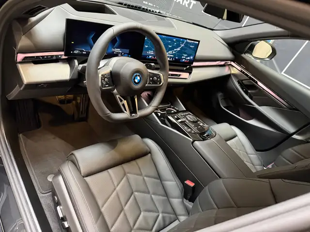 BMW 5 Series view 10