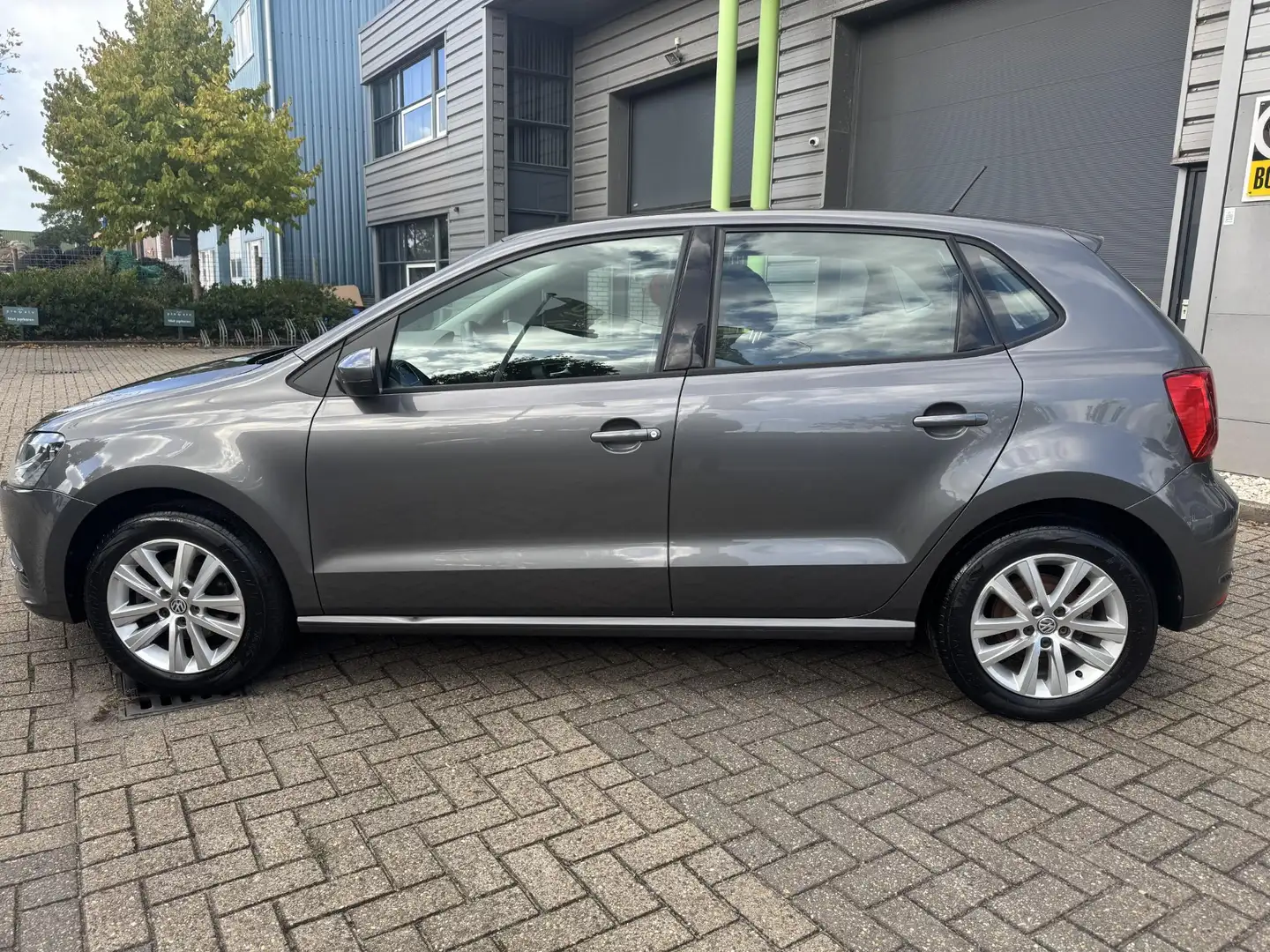 Volkswagen Polo 1.0 Comfortline Grijs - 2
