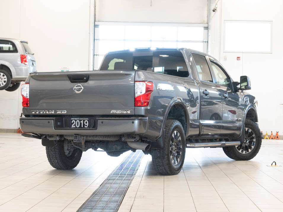 2019 Nissan Titan PRO-4X Crew Cab 4WD — снимка 1
