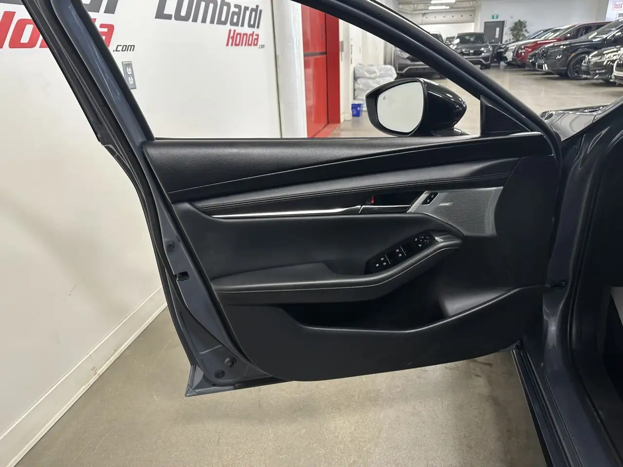 Mazda 3 снимка Mazda 3