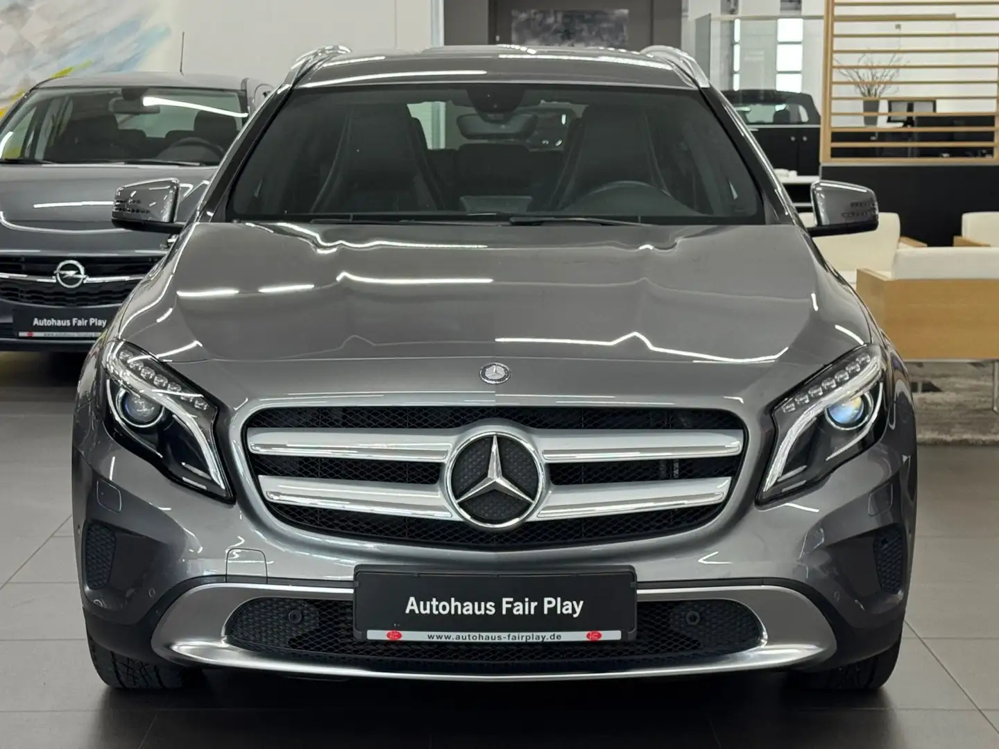 Mercedes-Benz GLA 200 Aut. Urban AHK/NAVI/XENON/TOP! Gris - 2
