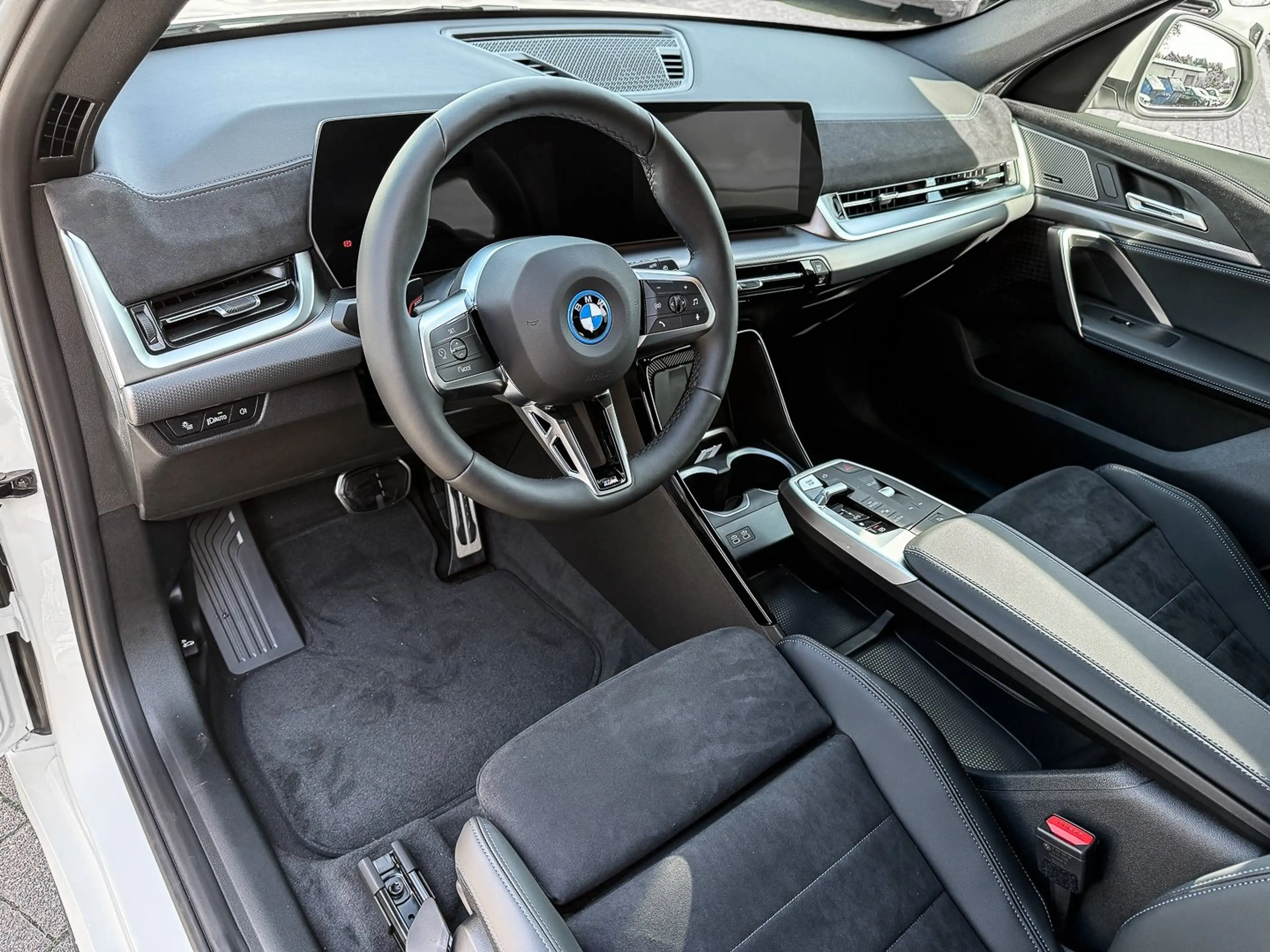 BMW iX1 eDrive20 M Sport ACC RFK NAVI Standh. LED — photo 6