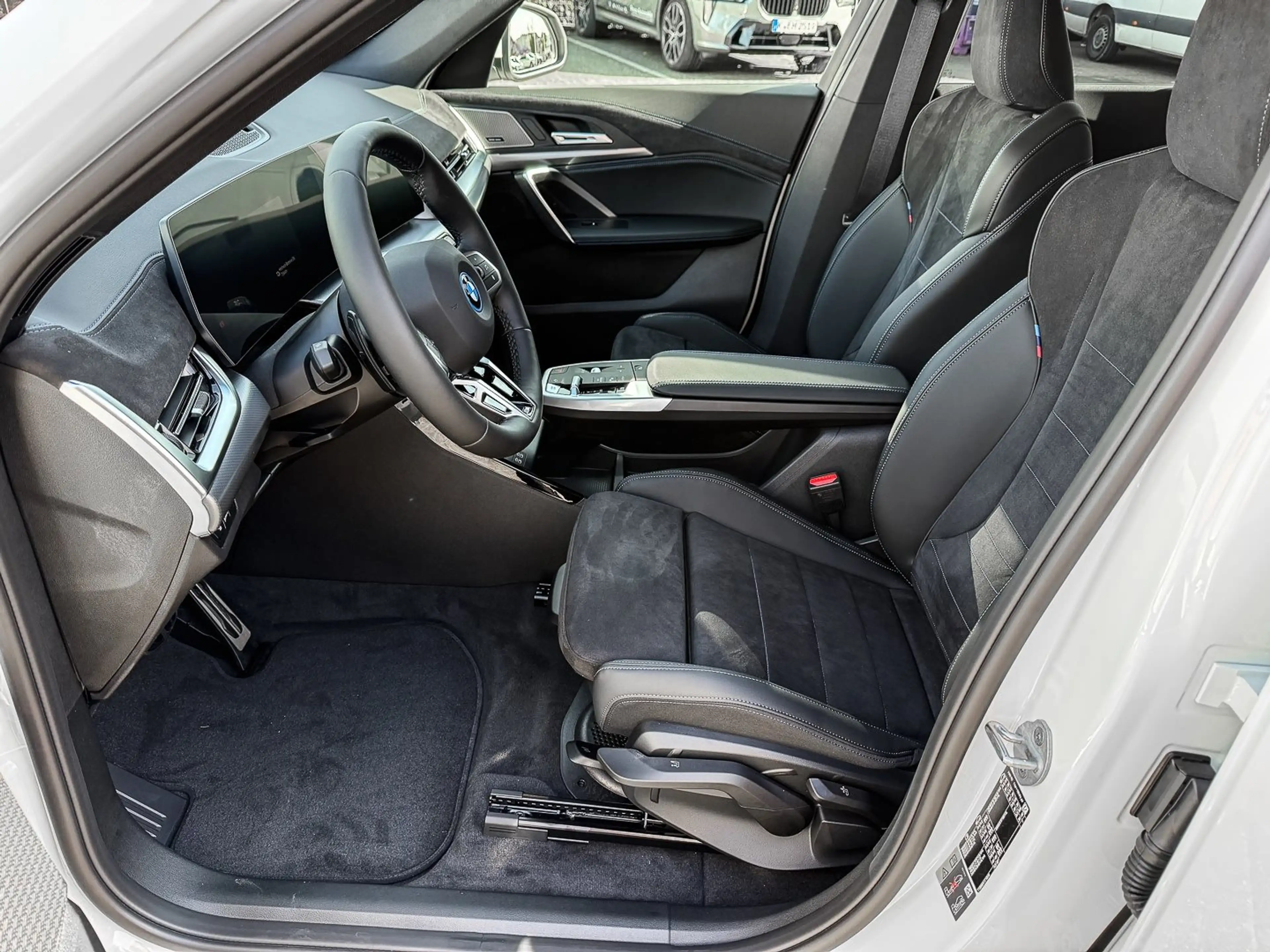 BMW iX1 eDrive20 M Sport ACC RFK NAVI Standh. LED — photo 11