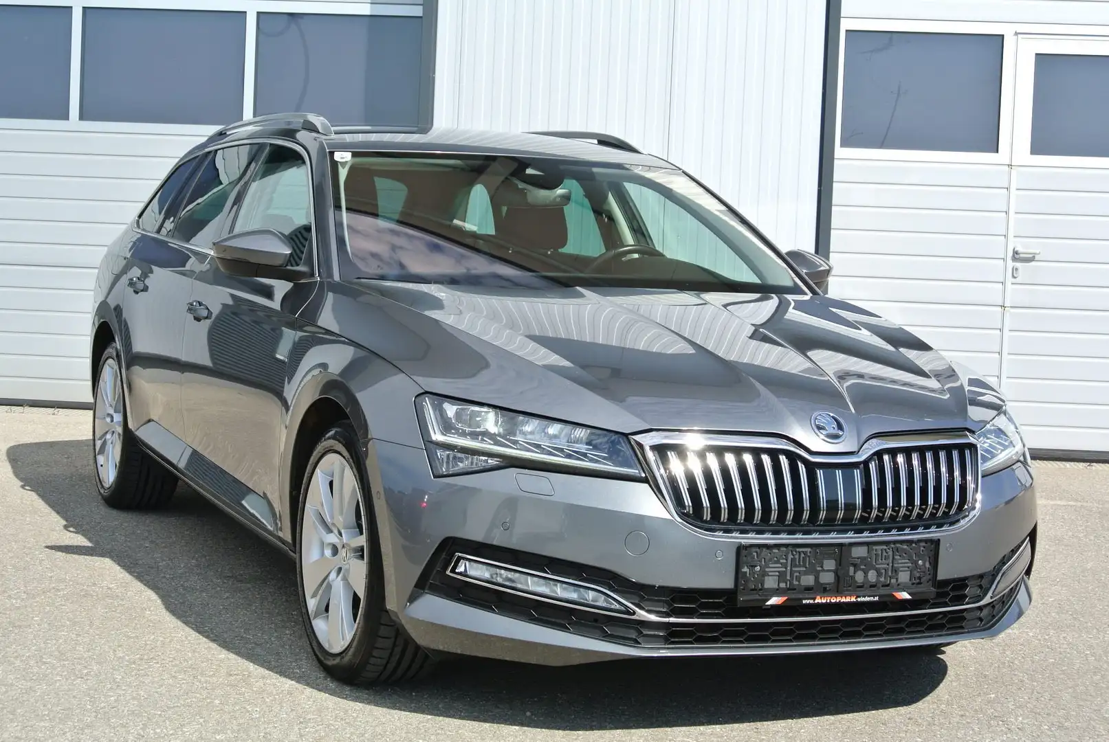 Skoda Superb Kombi 2.0 TDI DSG 4motion * LED-SW * AHK * KAMERA* Gris - 1