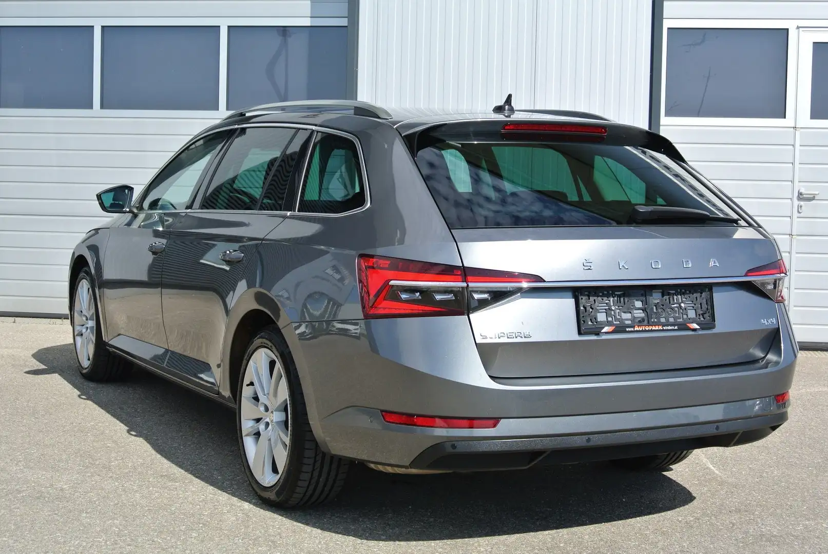 Skoda Superb Kombi 2.0 TDI DSG 4motion * LED-SW * AHK * KAMERA* Gris - 2
