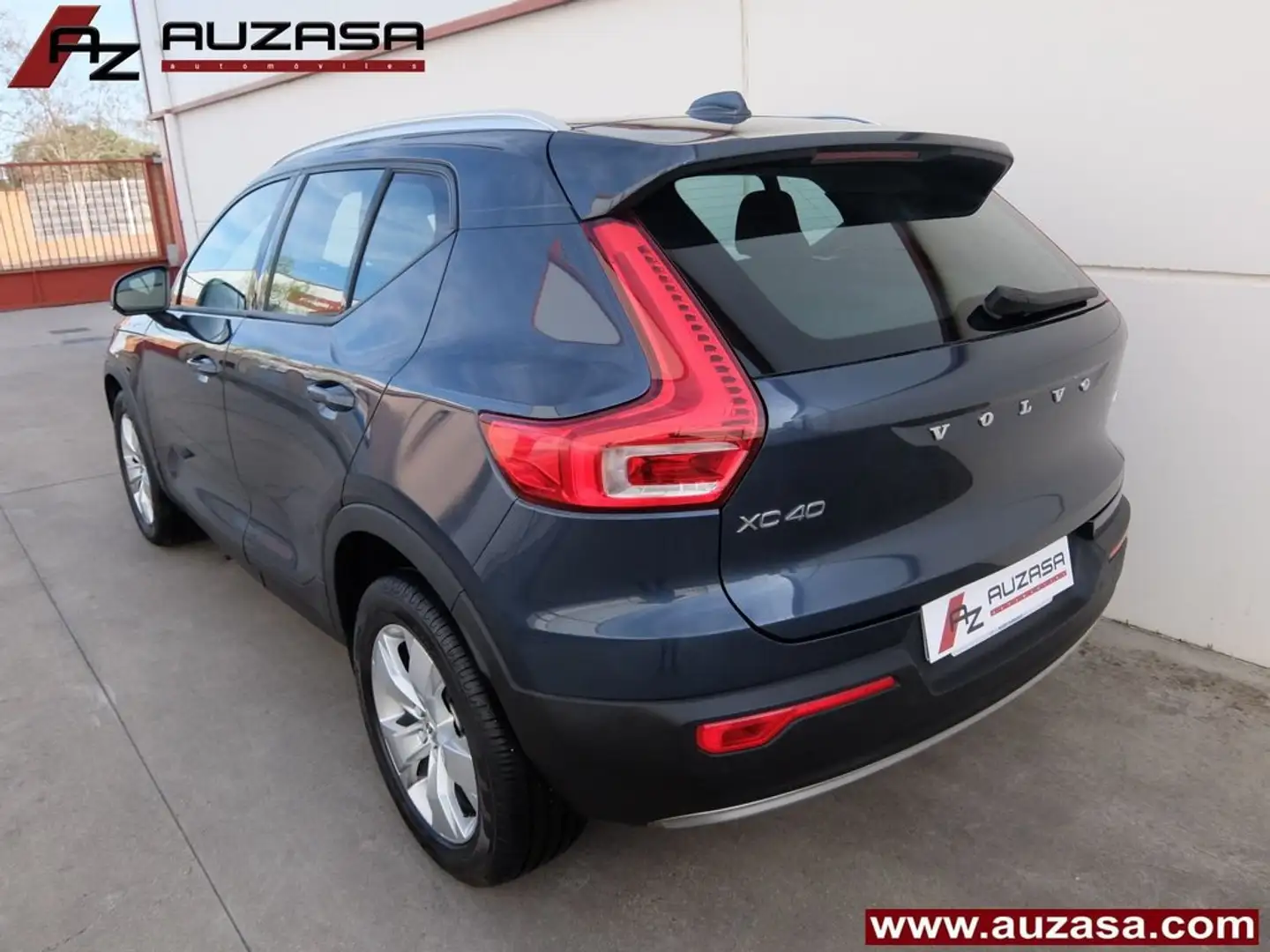 Volvo XC40 T3 Momentum Pro Aut. Azul - 2