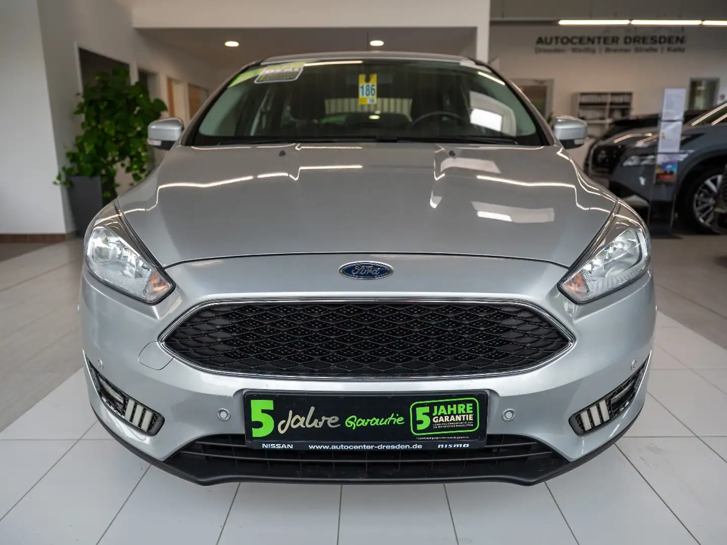 Ford Focus Turnier 1.5 TDCi Business Navi+PDC+ParkAss Zilver - 2