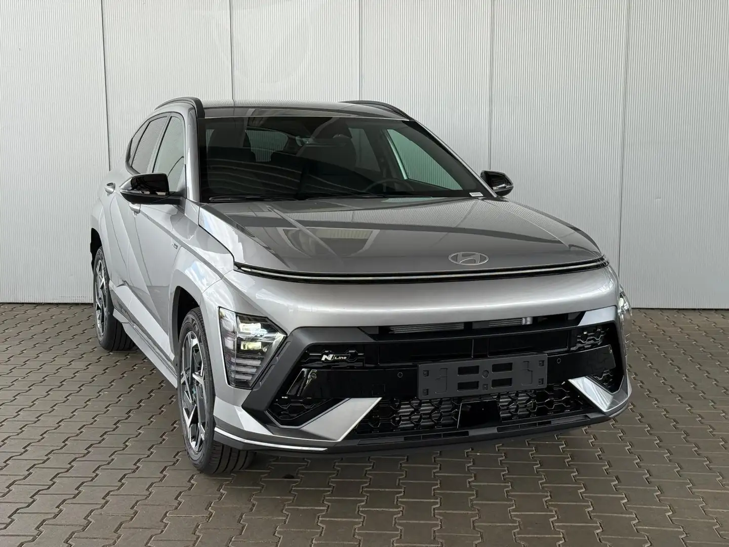 Hyundai KONA 1.6T-GDI 137 PS Prime N-Line DCT / NAVI 4x SHZ ... Silber - 2